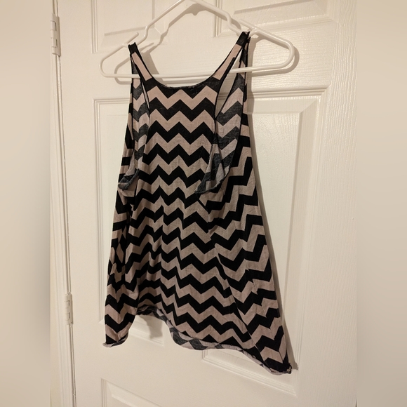 Size Large Chevron Tank - Picture 3 of 3